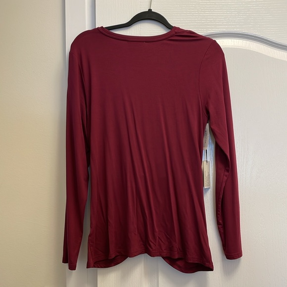 Aritzia Babaton shirt, with synched middle. Never worn, tags on! - Picture 5 of 5